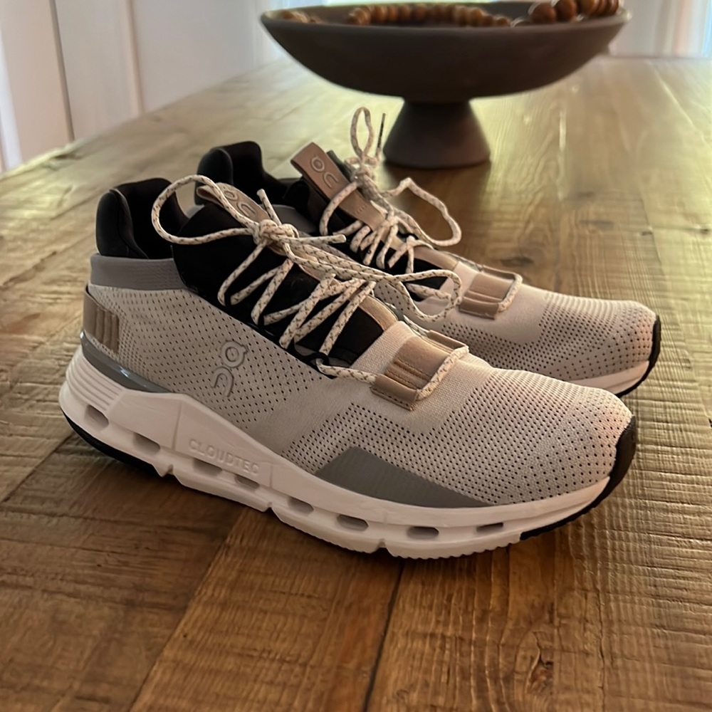 On Running- cloudnova white/sand size 9